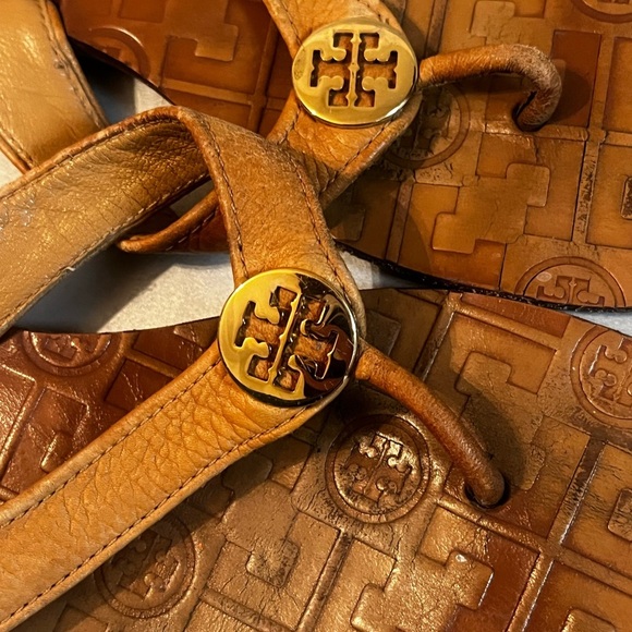 Tory Burch Tan Patent THORA Gold Logo Flip Flop Sandal US 7 M - Picture 5 of 9